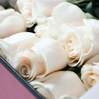 Bouquet de rosas blancas premium en caja de lujo
