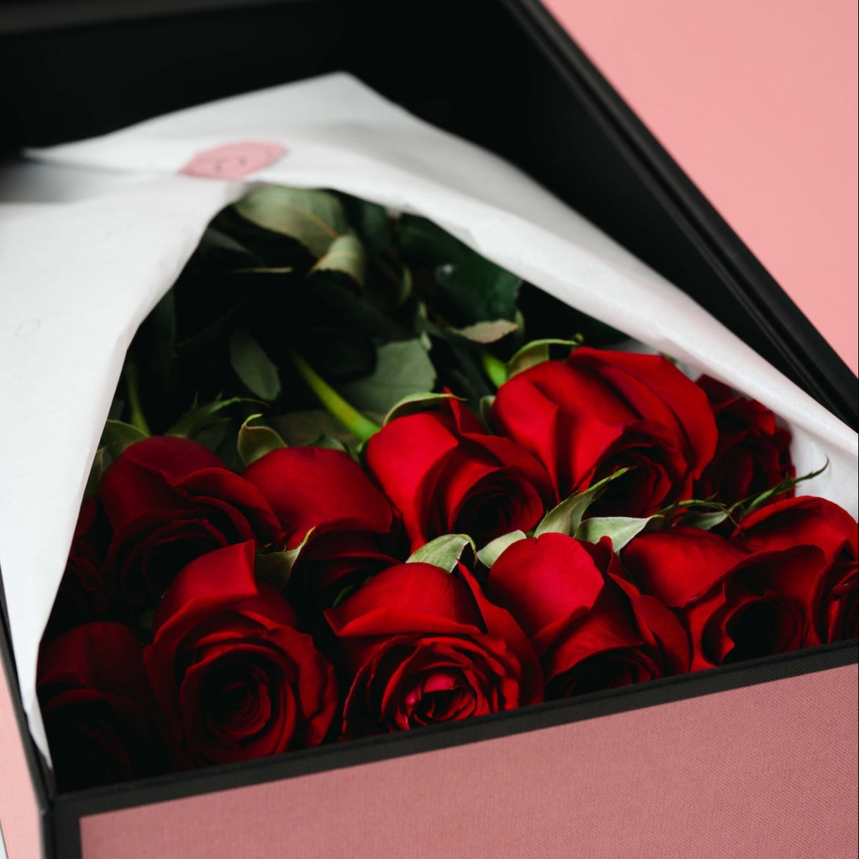 Bouquet de roses rouges premium dans une boîte de luxe