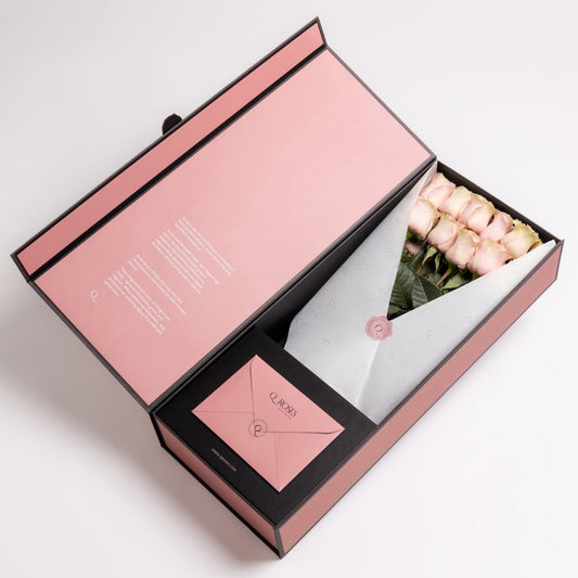 Bouquet de roses de couleur rose de qualité supérieure dans une boîte de luxe
