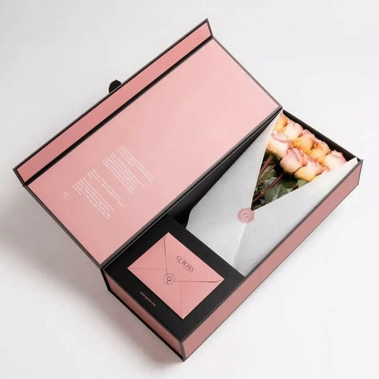 Buquê de rosas cor de pêssego em caixa de luxo caixa aberta a mostrar as rosas | QRoses