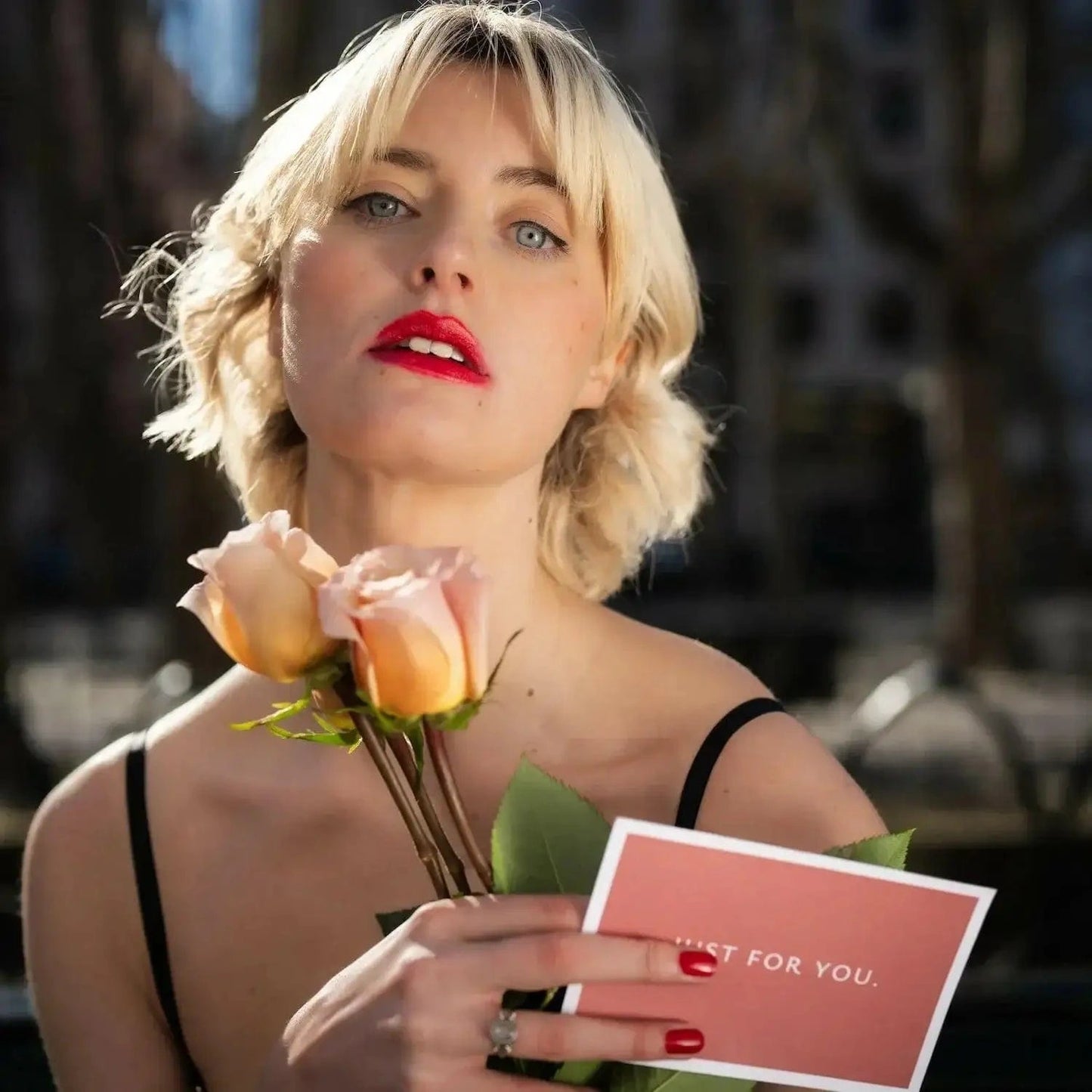 Buquê de rosas cor de pêssego em caixa de luxo com o cartão just for you e duas rosas cor de péssego nas mãos | QRoses