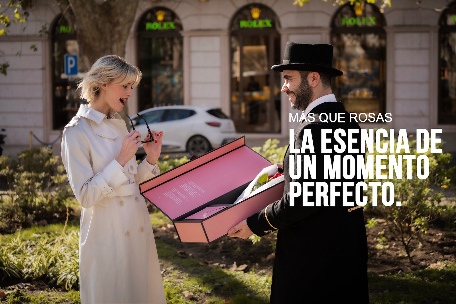 Mujer recibiendo una caja de rosas de lujo – entrega de flores premium en Lisboa, Portugal