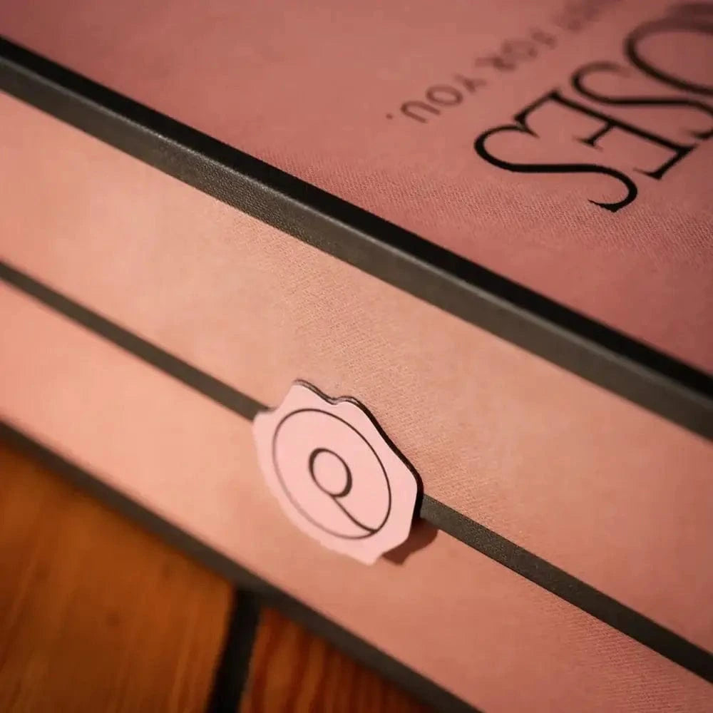 imagem da caixa signature da QRoses a mostrar a qualidade do embalagem | QRoses - buque-de-rosas-vermelhas-em-caixa-de-luxo 